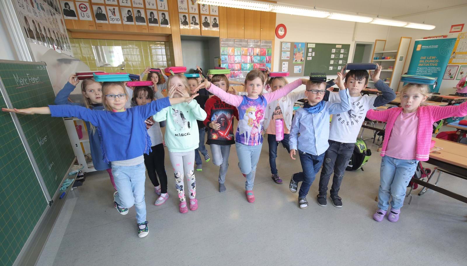 Die Schüler der Grundschule Gablingen freuen sich über die abwechslungsreichen Übungen zwischen den Lernblöcken. Ihre Lehrerin Christina Egger nutzt das Konzept der 3malE-Bewegungspausen von Anfang an.