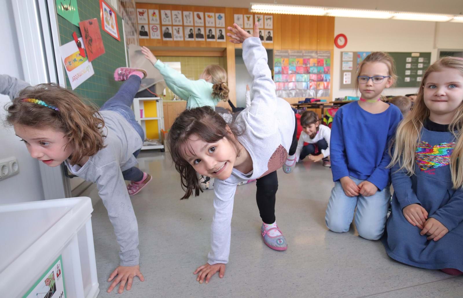 Die Schüler der Grundschule Gablingen freuen sich über die abwechslungsreichen Übungen zwischen den Lernblöcken. Ihre Lehrerin Christina Egger nutzt das Konzept der 3malE-Bewegungspausen von Anfang an.